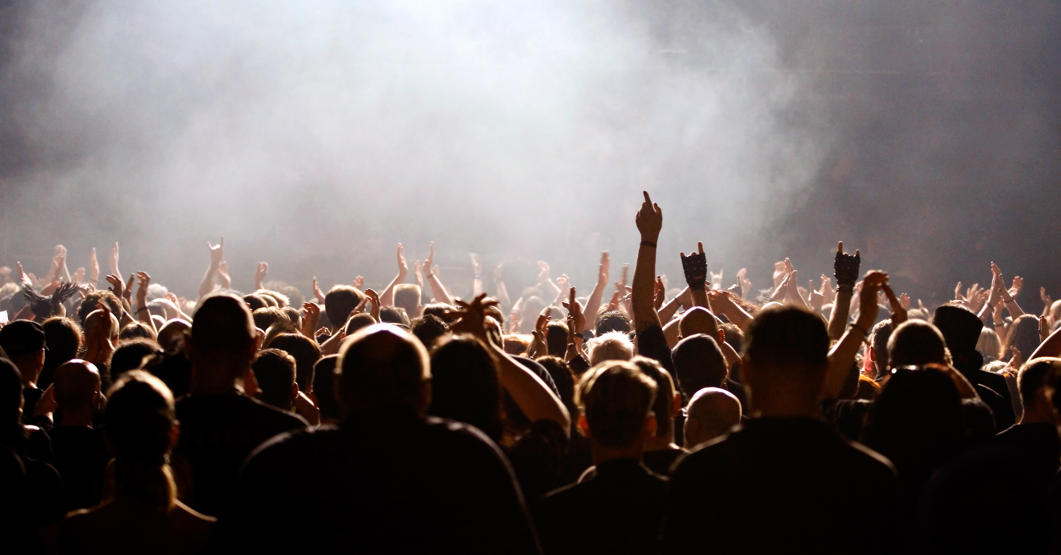 Hunderte von Fans feiern den Auftritt einer Band bei einem Popkonzert